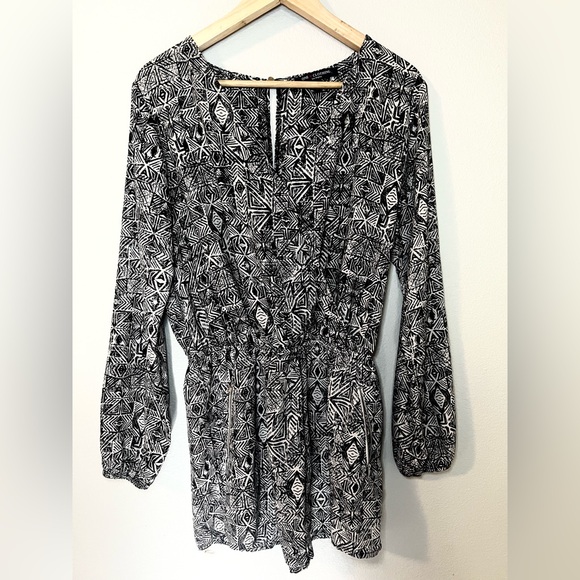 one clothing Pants - One Clothing Geometric Print Romper Size Large